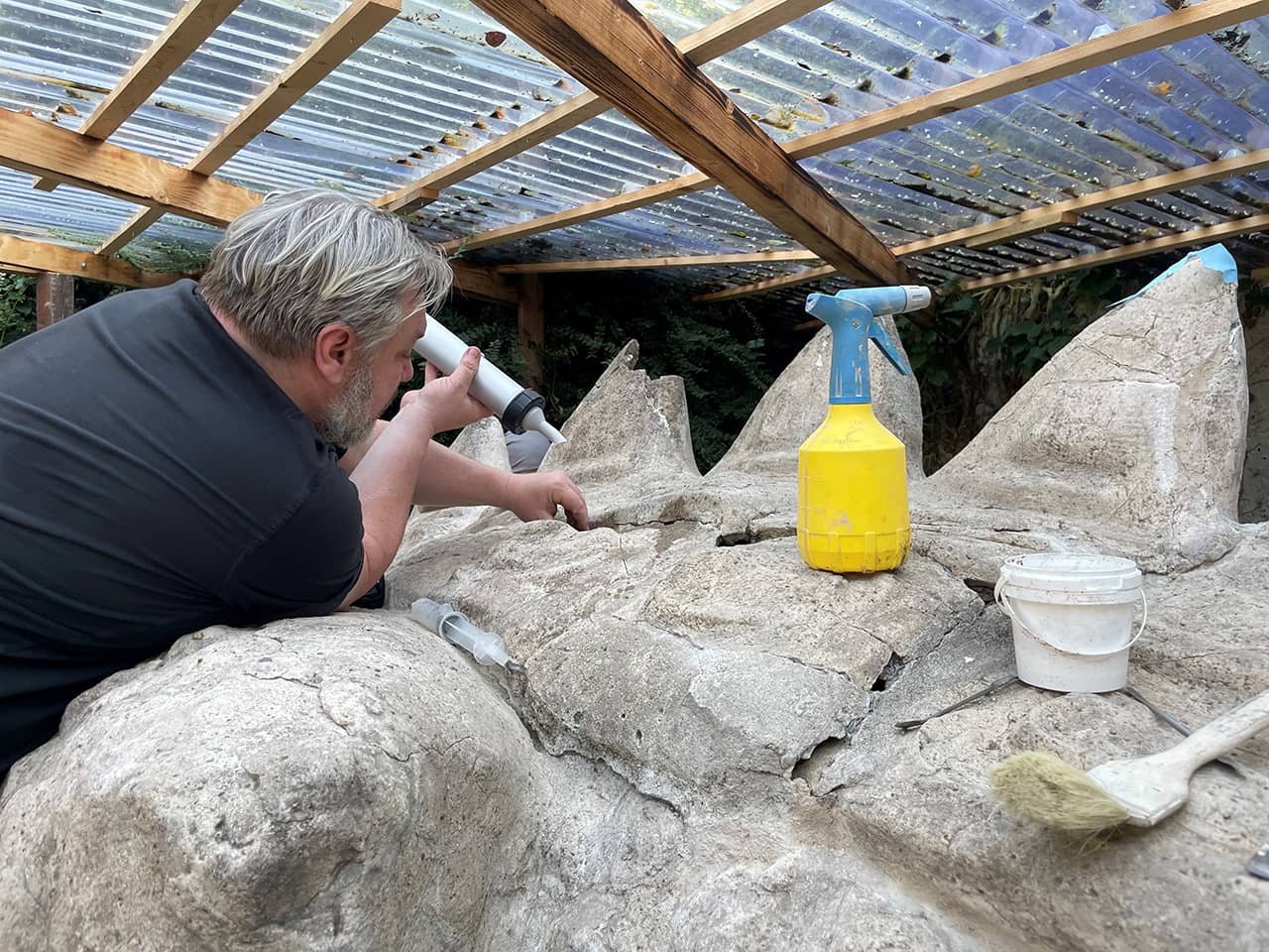 Rissinjektionen mit kleineren und größeren Spritzen