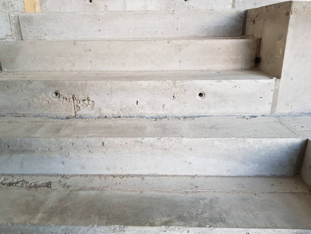 Beschädigte Treppenstufen Beton
