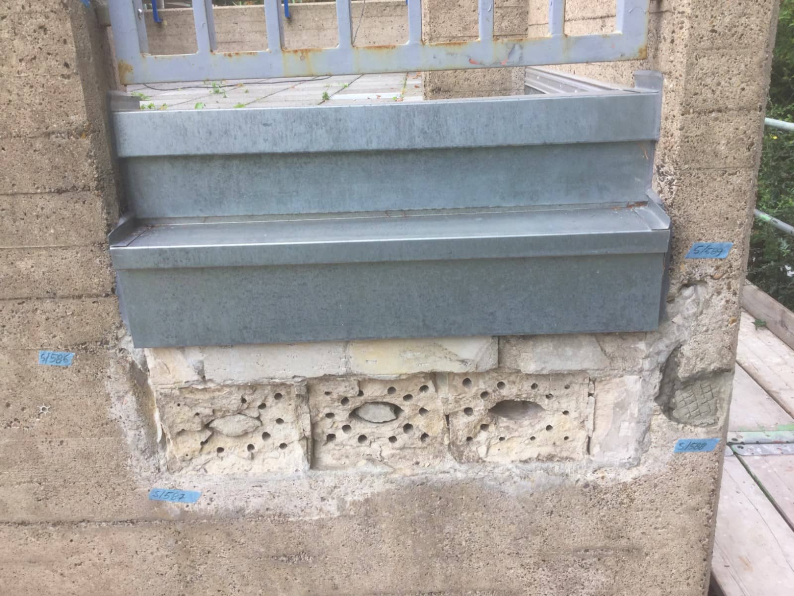Mit Kalksandstein aufgemauertes Loch in einer Außenfassade