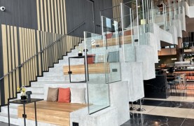 Betonkosmetik der Treppe im Foyer des Spin Tower