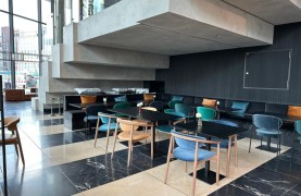 Unteransicht der Treppe auf der Restaurantseite